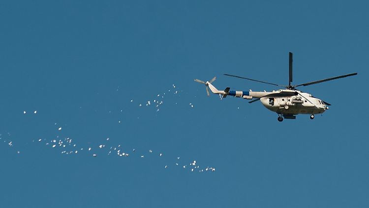 Ein ukrainischer Hubschrauber wirft Flugblätter über Slawjansk ab, auf denen die Bevölkerung vor "russischen Terroristen" gewarnt wird.