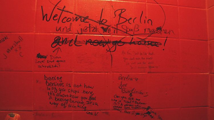 Klospruch in einer Kneipe: Welcome to Berlin and now go home!
