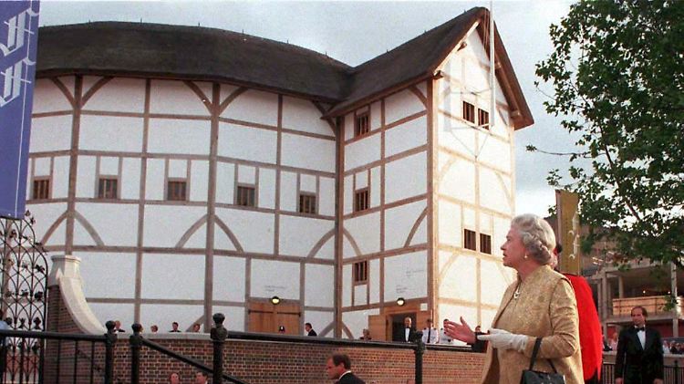Shakespeares Globe wurde 1997 nachgebaut - und erhielt prominten Besuch durch Queen Elizabeth II.