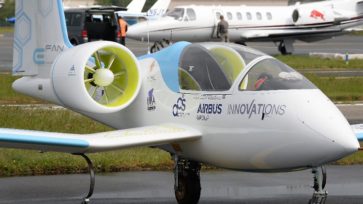 "E-Fan": Der Zweisitzer fliegt bis zu 220 Stundenkilometer schnell.
