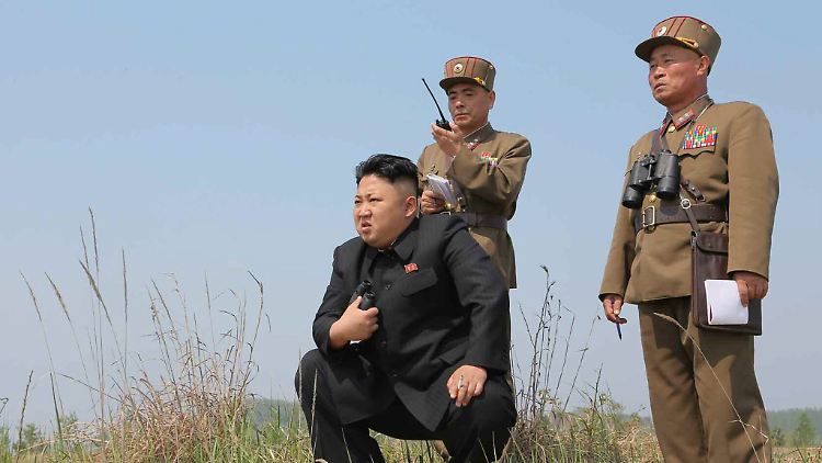 Nordkoreas Machthaber Kim Jong Un beobachtet eine Militärübung.