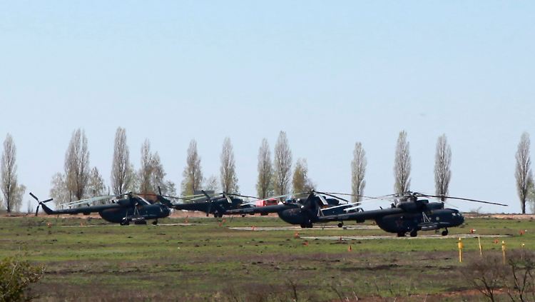 Russische Militärhubschrauber auf einem Feld nahe der russisch-ukrainischen Grenze.