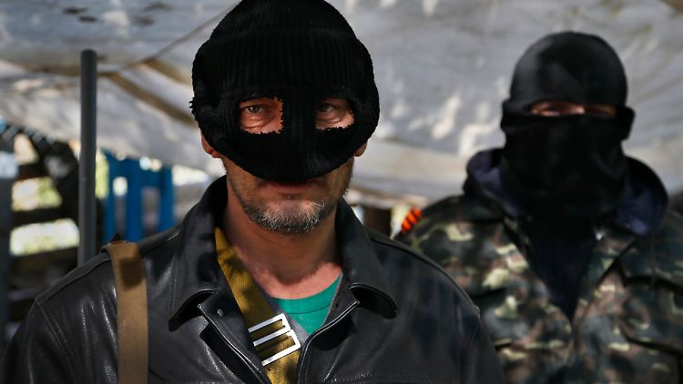 Maskierte prorussische Soldaten an einem Checkpoint in der Ostukraine.