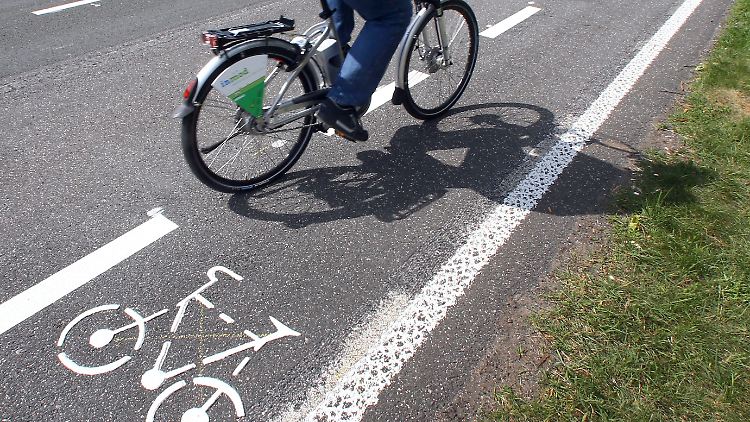 Fahrradstreifen auf einer Landstraße.