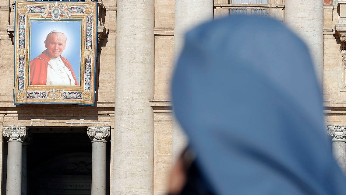 2014-04-26T052333Z_1636833156_GM1EA4P14NV01_RTRMADP_3_POPE-SAINTS.JPG2425063039147460041.jpg