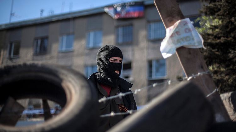Ein prorussischer Soldat vor einem Regierungsgebäude in Horliwka im Osten der Ukraine. Russland habe nichts getan, um solche Belagerungen zu beenden, stellen die G7 fest.