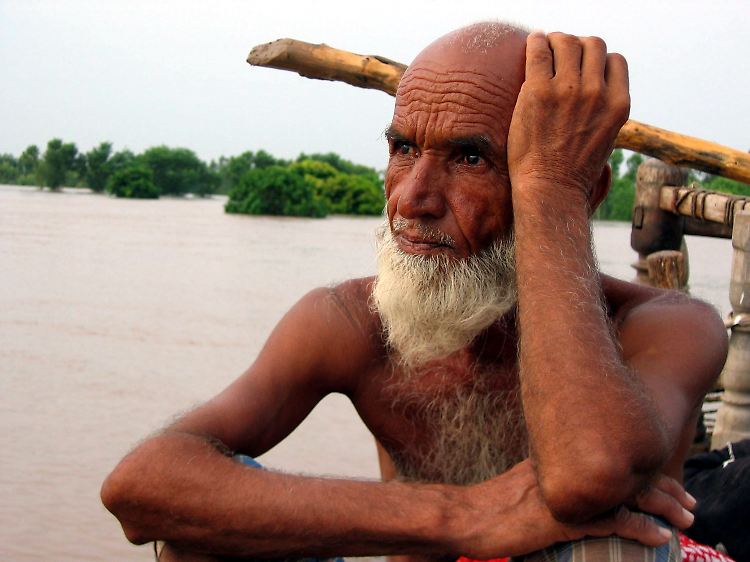 Rechts und links nur Wasser: Viele Pakistaner sind verzweifelt.