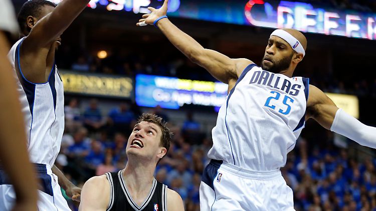 Vince Carter (r.) gelang kurz vor Schluss der entscheidende Wurf.