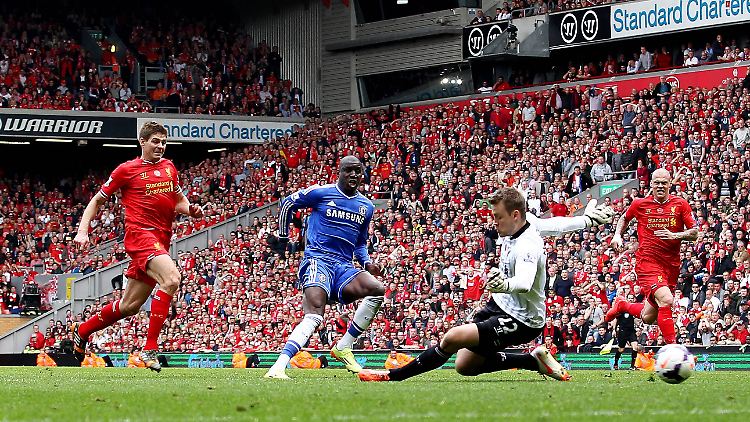 Ex-Hoffenheimer Demba Ba (2.v.l.) trifft kurz vor der Pause zu Chelseas Führung.