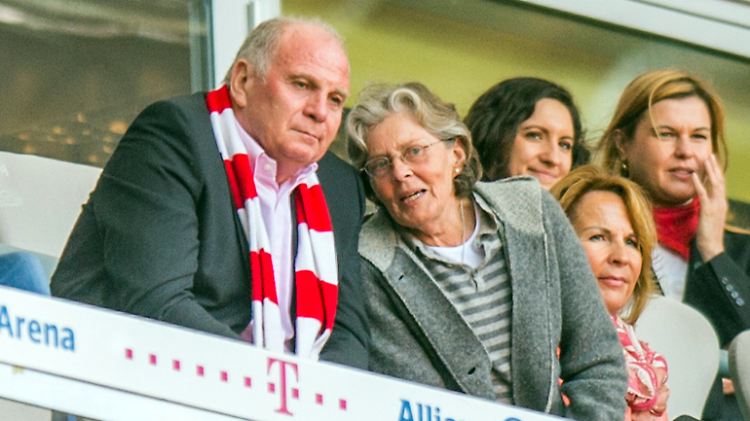 Darf wohl noch ein bisschen länger zuschauen: Uli Hoeneß mit Ehefrau Susanne beim Bundesliga-Spiel gegen Bremen am 26. April.