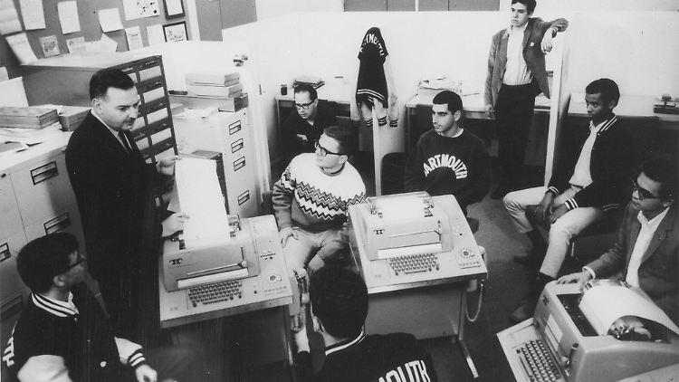 John Kemeny (l, oben) bringt Studenten am Kiewit Computation Center das Programmieren bei.