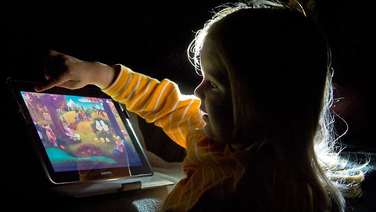 Kinder nutzen Tablets und Smartphones für soziale Netzwerke wie WhatsApp, Facebook und Skype - und natürlich für exzessives Spielen.