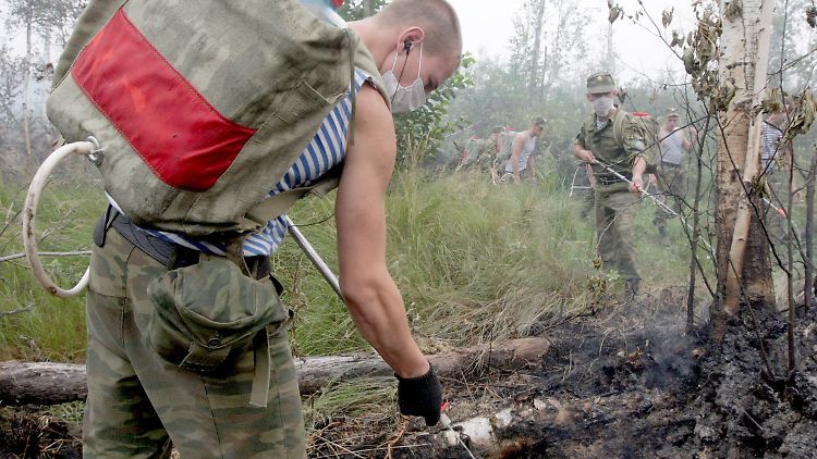 Russische Soldaten bei der Brandbekämpfung - nicht gut ausgerüstet.