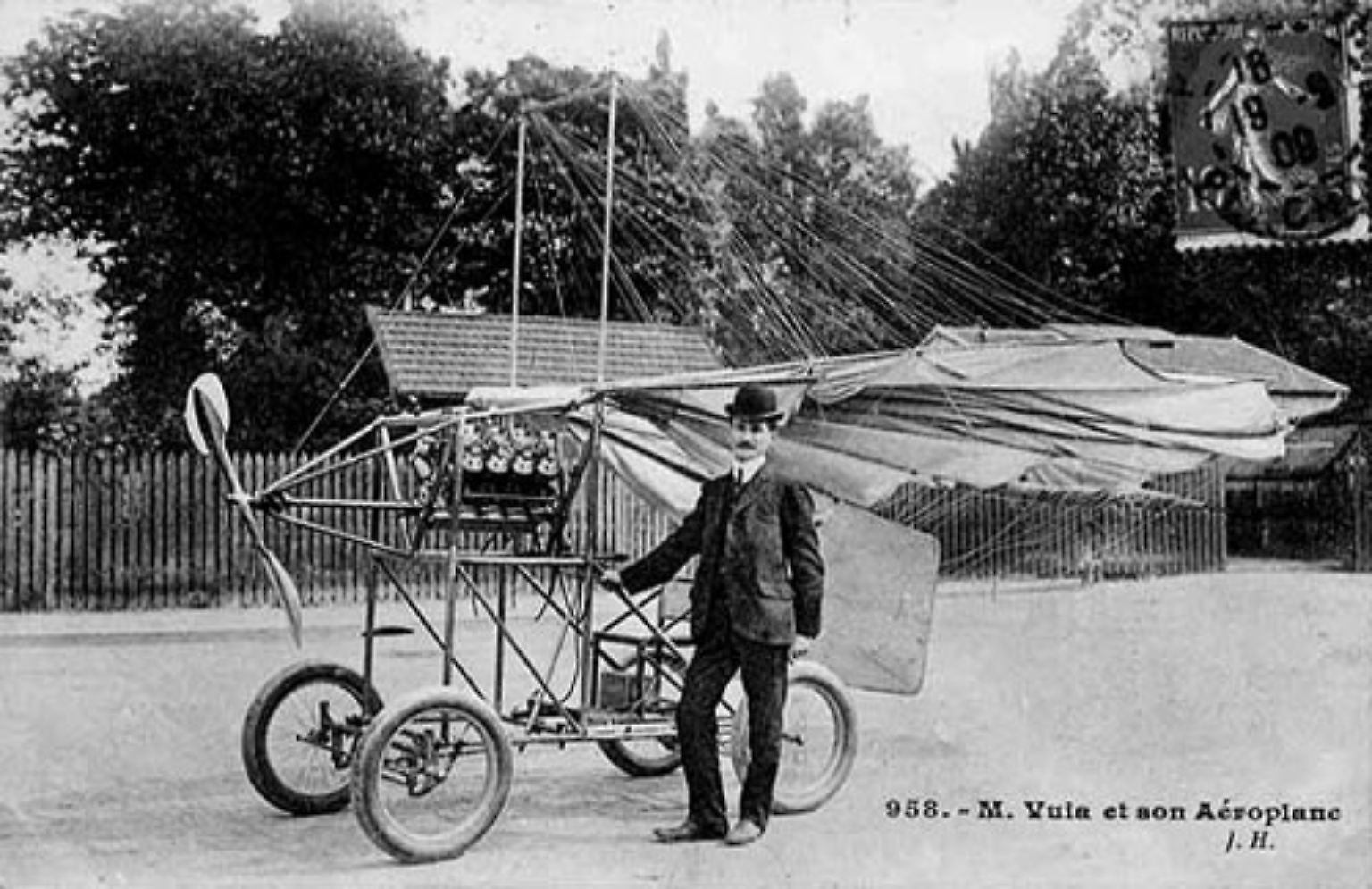 Das erste Patent für ein fliegendes Auto meldete Dr. Trajan Vuia bereits am 17. August 1903 an. So richtig in die Gänge kam der Flugapparat nicht, aber die Idee, mit einem Auto fliegen zu können, war endgültig geboren. 