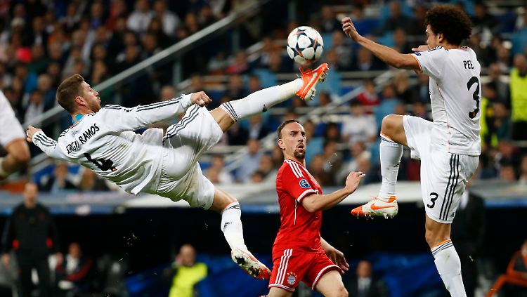 Da schaut er, der Franck Ribérey: Reals Sergio Ramos und Pepe kümmern sich um den Ball.