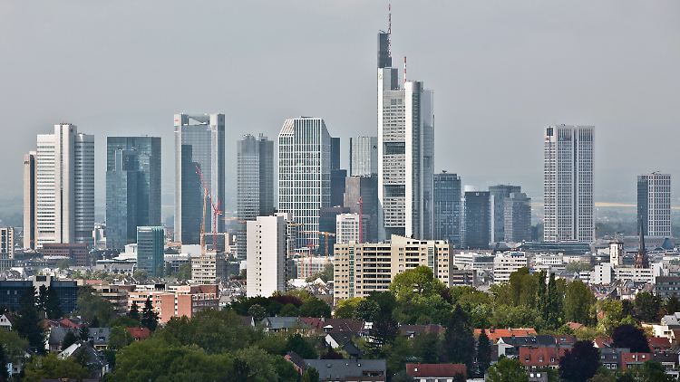 Banken-Skyline in Frankfurt: Deutschlands Banken sollen deutlich mehr in den EU-Abwicklungsfonds gegen künftige Bankenpleiten einzahlen.