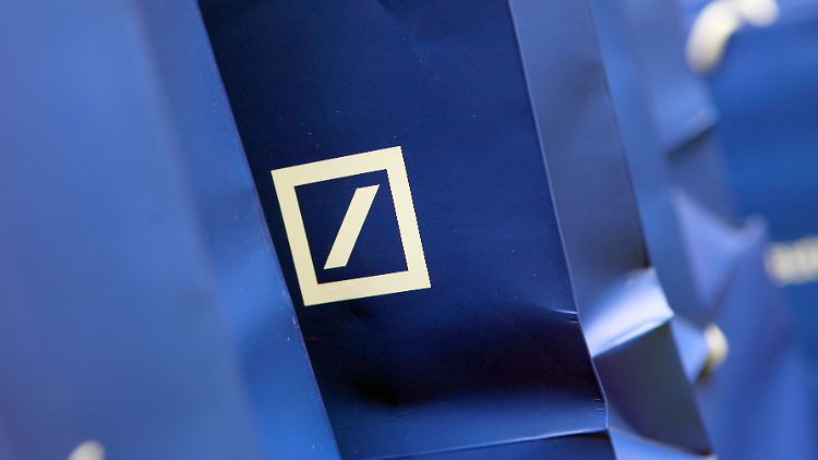Als erstes deutsches Geldhaus begibt die Deutsche Bank Coco-Anleihen. Damit haften Investoren für Verluste.