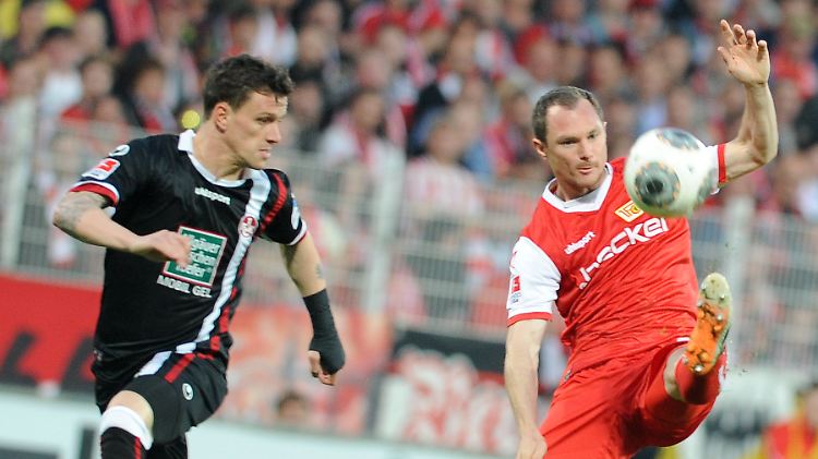 Den Ball im Blick: Kaiserslauterns Simon Zoller (l.) und Patrick Kohlmann.
