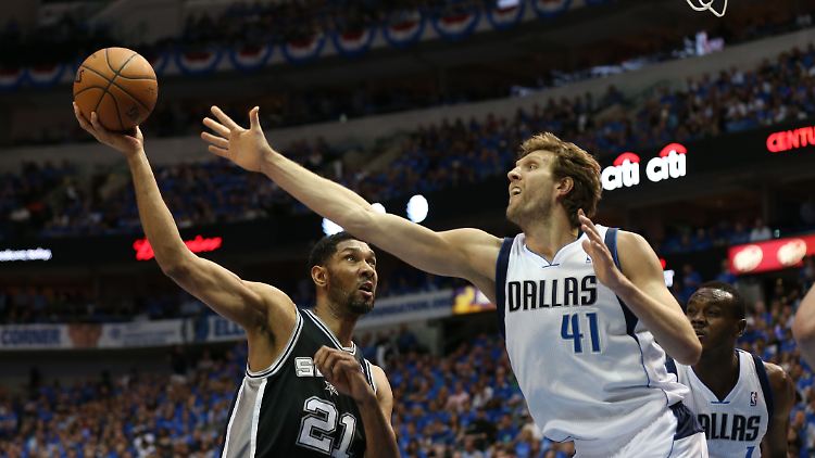Trotz einer bärenstarken Aufholjagd reicht es für die Mavericks mit Dirk Nowitzki (r.) nicht zum Sieg gegen die Spurs. Hier hält Tim Duncan dem Deutschen den Ball vor die Nase. 