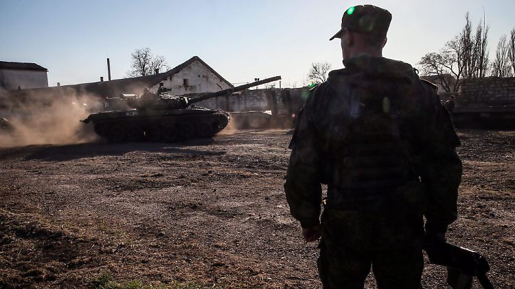 Die Krise in der Ukraine drückt auf die Kauflaune der Deutschen.