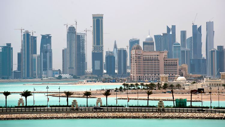 Blick auf die Skyline von Doha, Katar: Interessante Chancen bieten zum Beispiel die rohstoffreichen Golfstaaten.