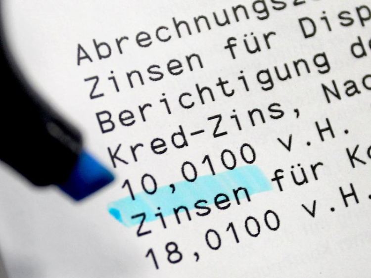 Verbraucher sollten bei Krediten nicht den Überblick verlieren. Denn der Kauf auf Pump kann schnell in eine Schuldenfalle führen.