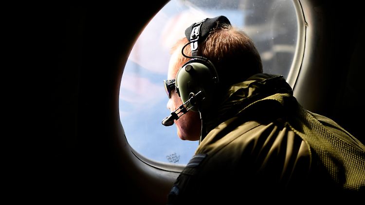 Mehr als sieben Wochen nach Verschwinden des Fluges MH370 wird die Suche nach dem Wrack nur noch unter Wasser fortgesetzt.