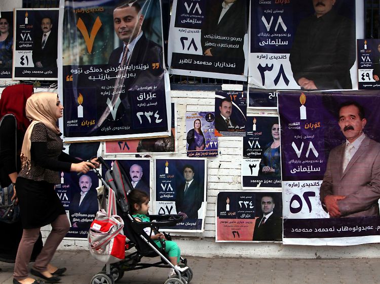 Plakatierte Hauswände in Sulaimanija, Kurdistan. Kaum ein Wähler blickt durch bei den Kandidaten.