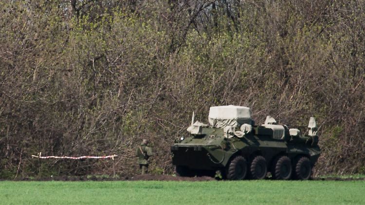 Ein russischer Transportpanzer fährt am Montag nahe der ukrainischen Grenze auf.