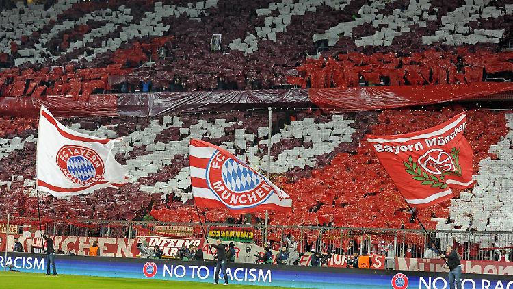 Viele bunte Fähnchen: Fans des FC Bayern.