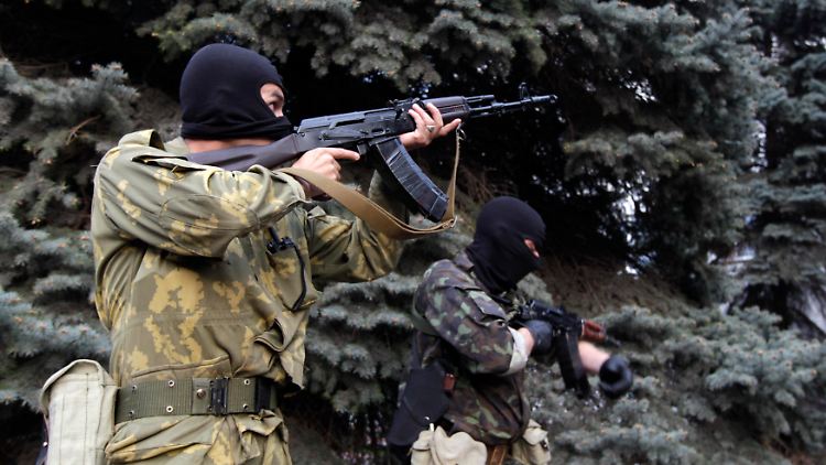 Schwer bewaffnete Separatisten greifen die Polizeizentrale von Lugansk an.