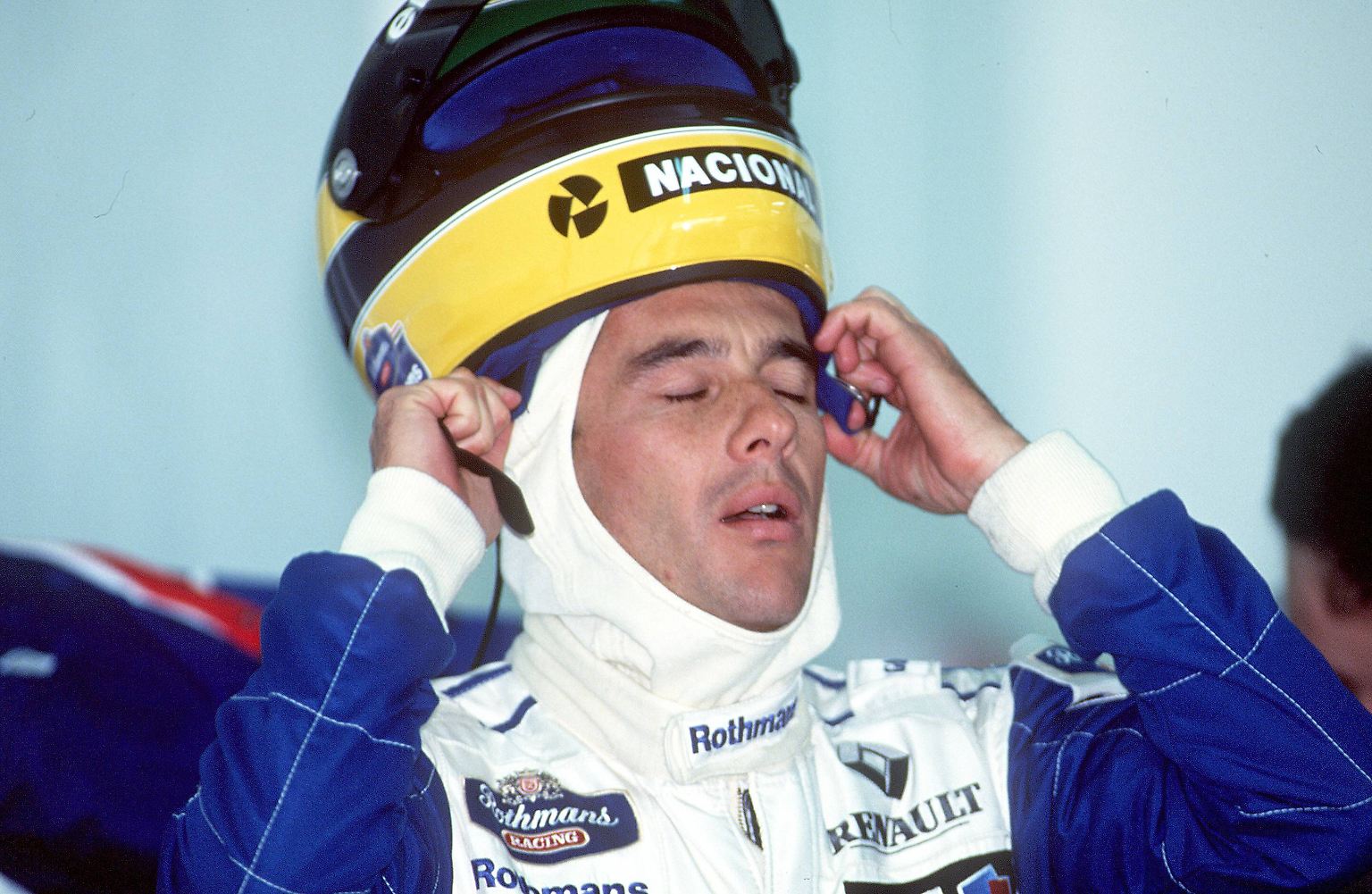 Am 1. Mai 1994 steigt einer der charismatischsten Formel-1-Piloten aller Zeiten in das Cockpit seines Williams-Renault. Konzentriert wie immer will Ayrton Senna auch an diesem sonnigen Tag, beim Großen Preis von Italien in Imola, nur eines: den Sieg.
