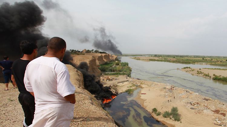 Am Tigris ist mal wieder eine Ölpipeline ausgelaufen. Der Fluss wird verseucht. Alltag im Irak.