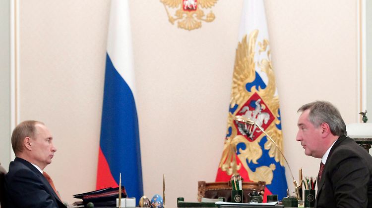 Dmitri Rogosin (r.) im Gespräch mit Russlands Präsident Wladimir Putin.