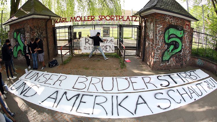 Auch in Direns Hamburger Fußballverein verstehen die Jugendlichen den Tod ihres Freundes nicht.