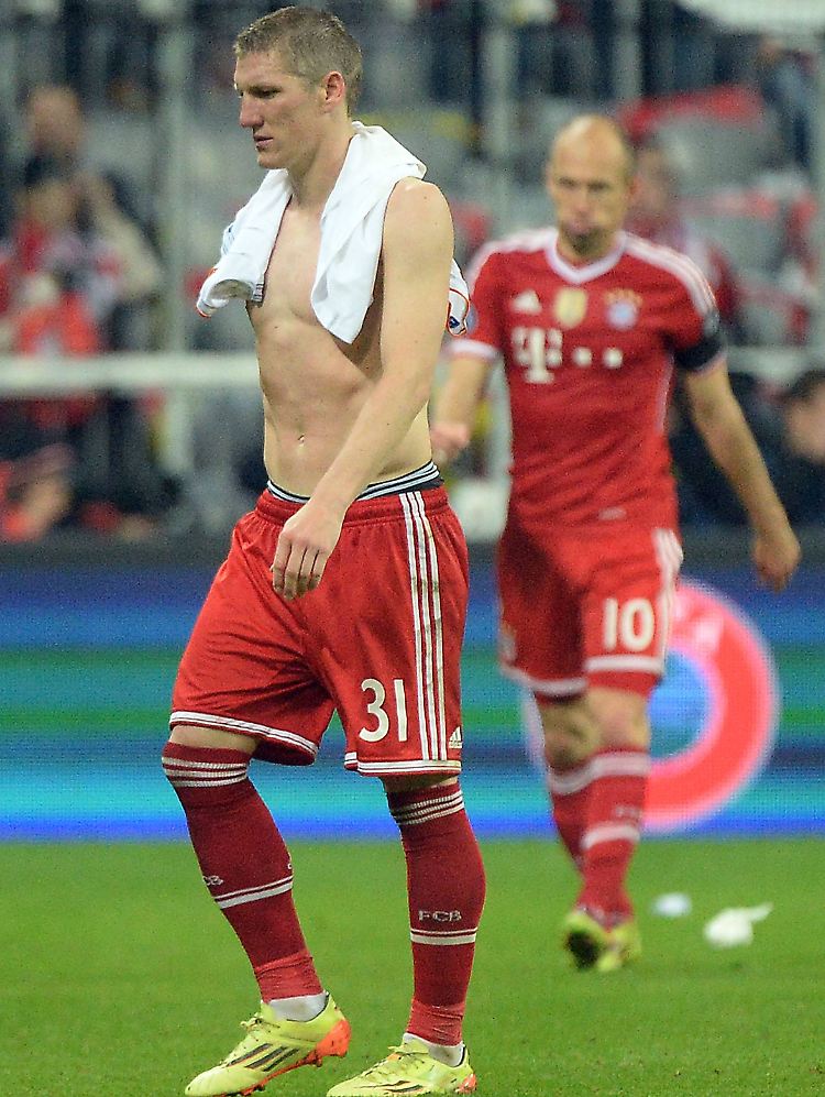 Immerhin dürfen sie hoffen, gegen den neuen Titelträger ausgeschieden zu sein: Bastian Schweinsteiger und Arjen Robben.