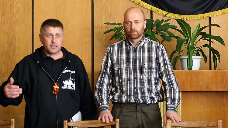 Der selbsternannte Bürgermeister Ponomarjow mit dem Sprecher der Geiseln, dem deutschen Oberst Axel Schneider.