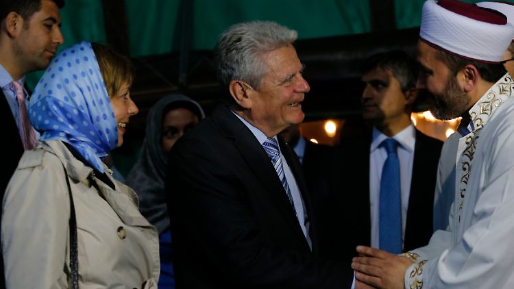 Bundespräsident Joachim Gauck und seine Lebensgefährtin Daniela Schadt besuchen in Istanbul die Sultan-Ahmed-Moschee, die auch "Blaue Moschee" genannt wird.