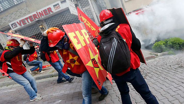 Die Istanbuler Polizei lässt Tränengas und Wasserwerfer auf die Demonstranten los.
