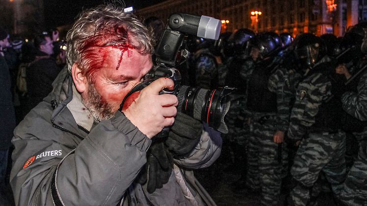 Die Proteste im Herbst in der ukrainischen Hauptstadt Kiew wurden auch für Journalisten gefährlich. Dieser Reuters-Fotograf wurde von Polizisten verwundet - und machte weiter Fotos.