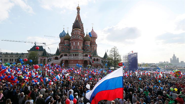 Der Rote Platz wurde am 1. Mai ganz in die russischen Nationalfarben getaucht.