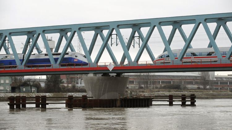 Siemens ist mit seinen ICEs (r.) wichtigster Bahn-Lieferung bei Zügen: Das Ringen um Alstom sorgt daher für Skepsis.