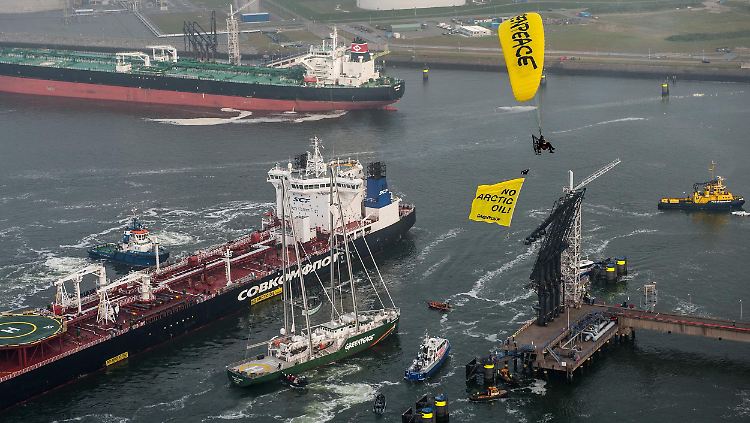Greenpeace-Aktivisten machen darauf aufmerksam, dass sich in diesem Tanker das erste Öl befindet, das in der Arktis gefördert wurde.