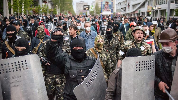 In Donezk prallen prorussische und proukrainische Proteste aufeinander.