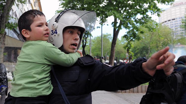 Ein Polizist hilft in Istanbul einem von Tränengas getroffenem Jungen. Der Stoff wurde rund um den Taksim-Platz so massiv eingesetzt, dass Familien aus ihren Häusern flohen.