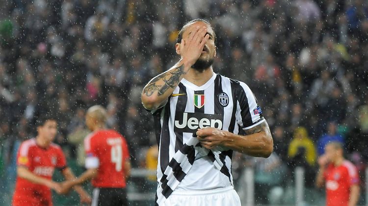Juventus' Pablo Osvaldo ärgert sich über ein nicht gegebenes Tor.