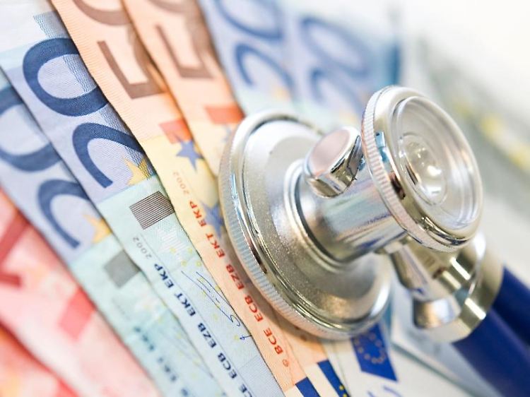 Mit der richtigen Versicherung kann bares Geld bei ansonsten teuren Zusatzleistungen gespart werden.