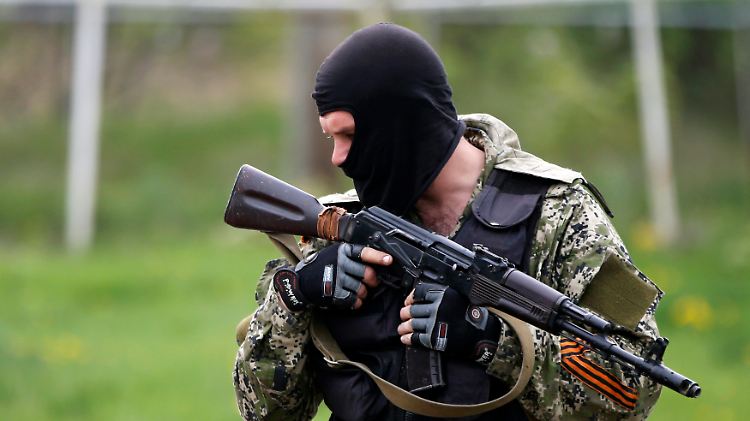 Ein prorussischer Kämpfer an einem ukrainischen Luftwaffenstützpunkt bei Kramatorsk.