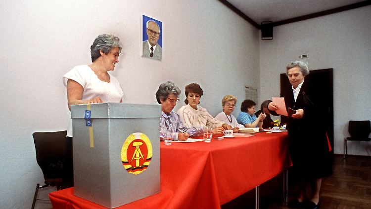 Ein Wahllokal in Ostberlin am 7. Mai 1989. Mit Briefumschlägen hielt man sich bei Wahlen in der DDR nicht auf - von Wahlkabinen ganz zu schweigen.