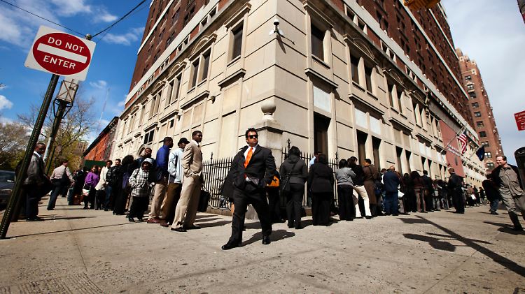 Die Schlangen am Arbeitsmarkt werden kürzer: Am US-Arbeitsmarkt beobachten Fachleute einen unerwartet kräftigen Stellenaufbau (Archivbild).